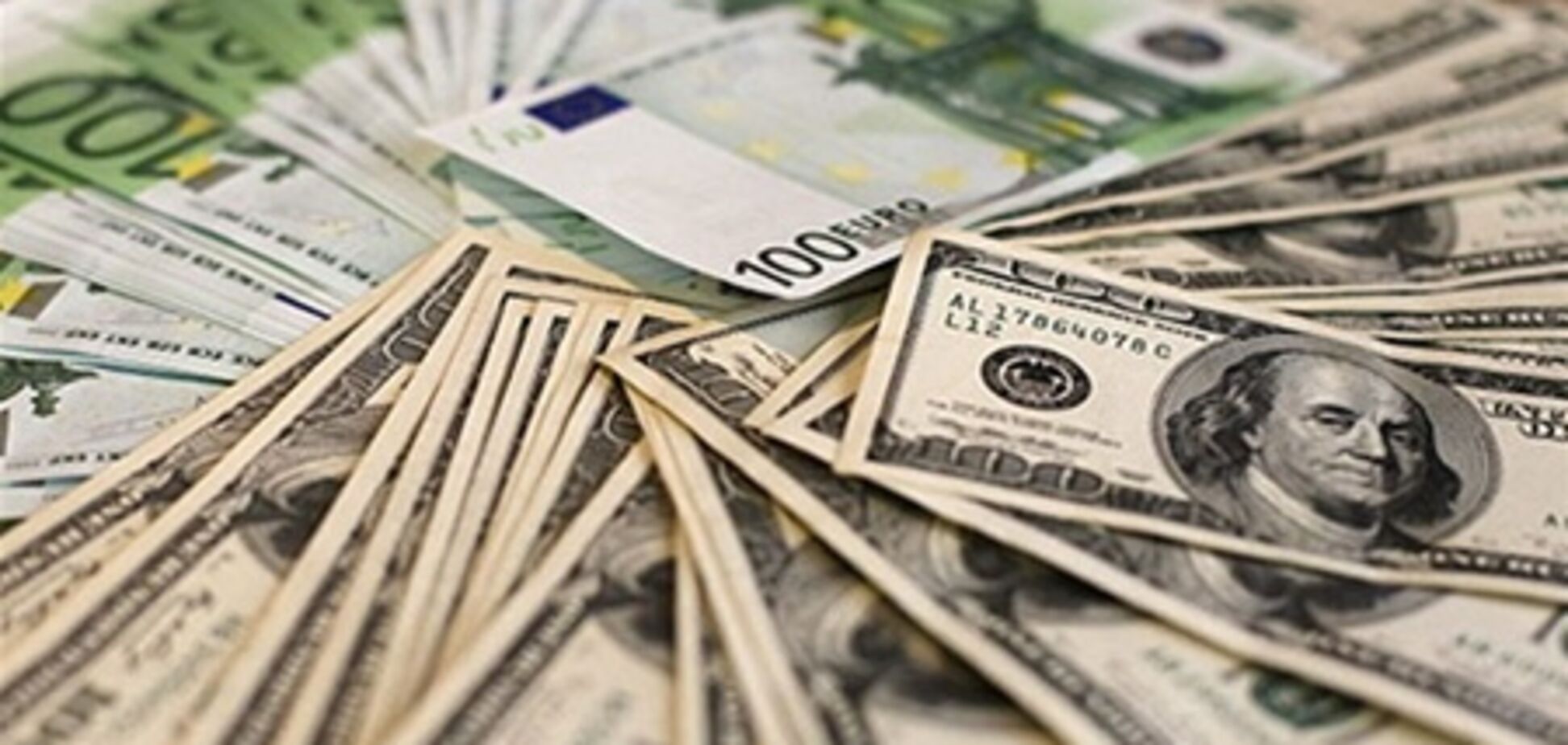 Евро колеблется, доллар растет - эксперты
