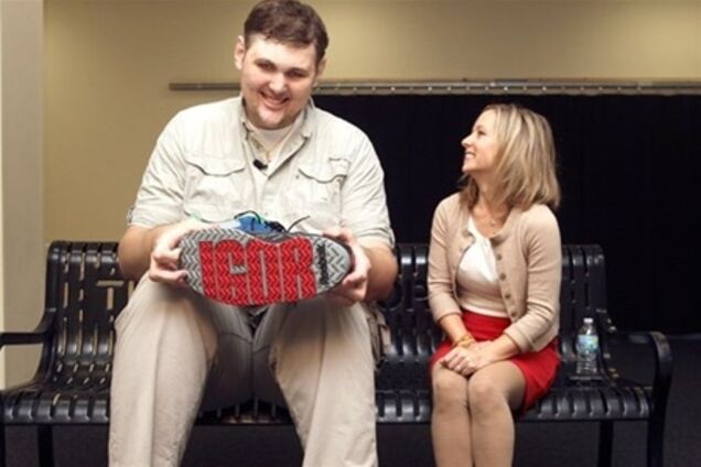 Экс-киевлянин получил гигантские кроссовки