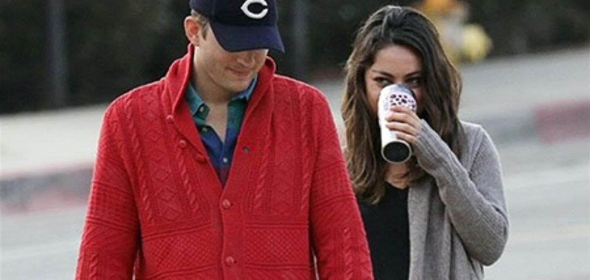 Катчер и Кунис радуются ранней прогулке. Фото