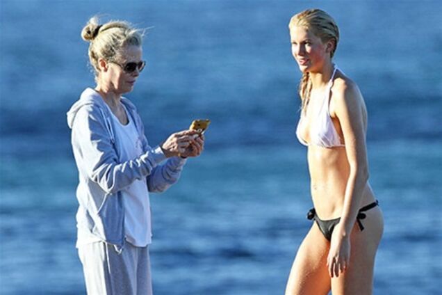 Ким Бэсинджер отдыхает в компании взрослой дочери. Фото