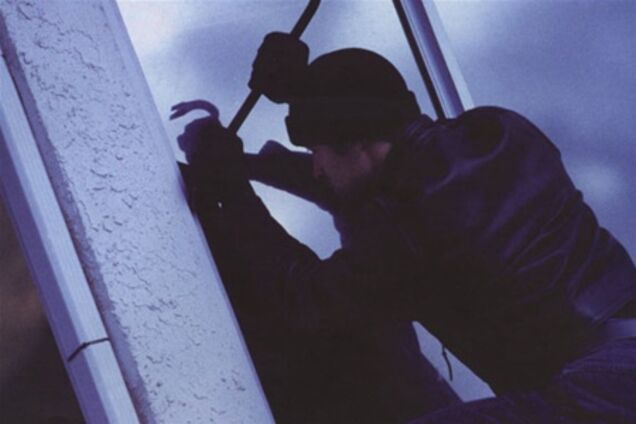 У тумбочці заввідділу ужгородської лікарні злодії знайшли 200 тис. дол