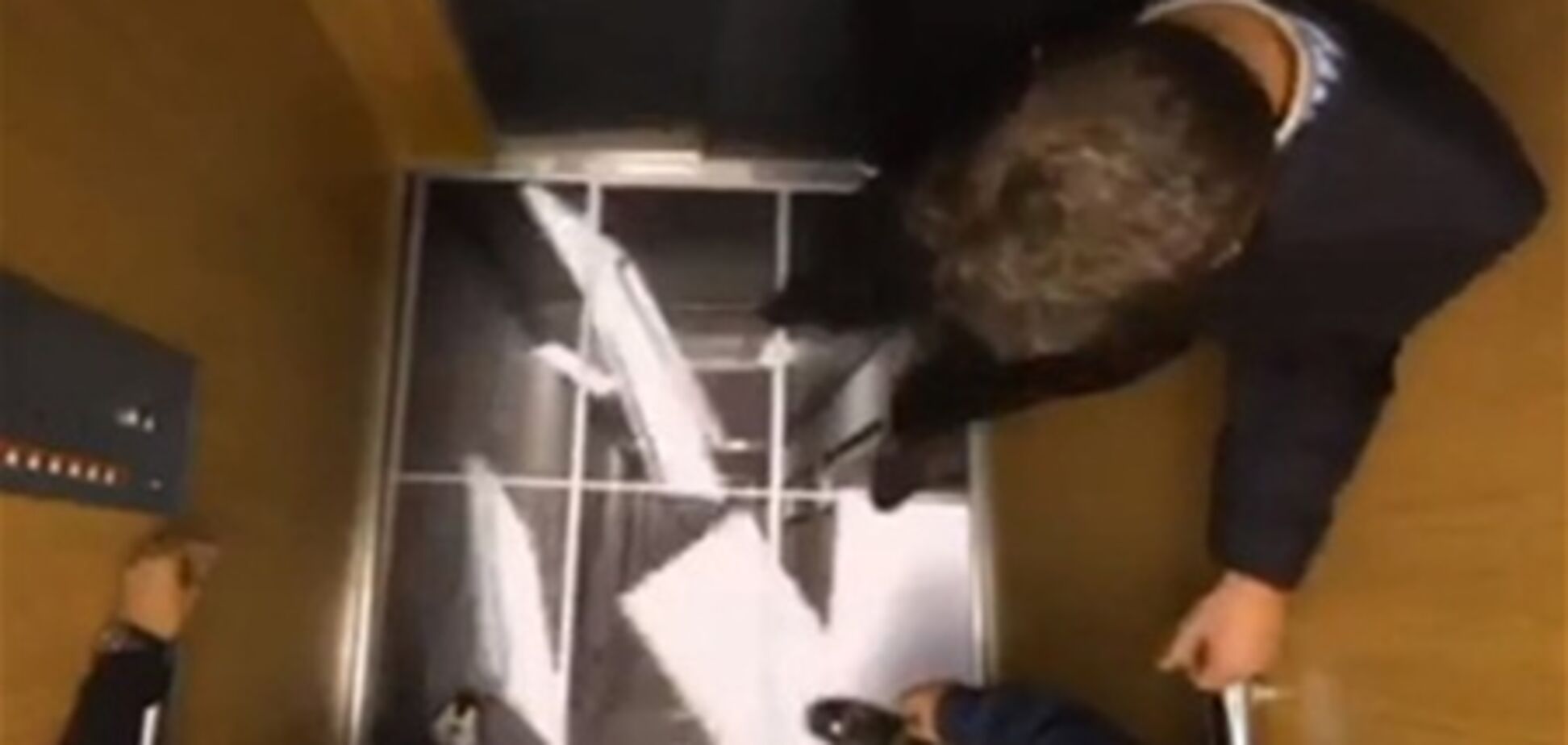 LG разыграла людей падающим полом в лифте