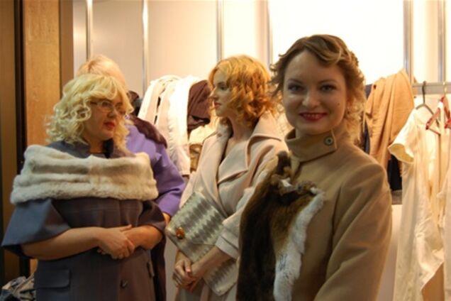 Бизнесвумен вынесли на подиум курицу. Фото