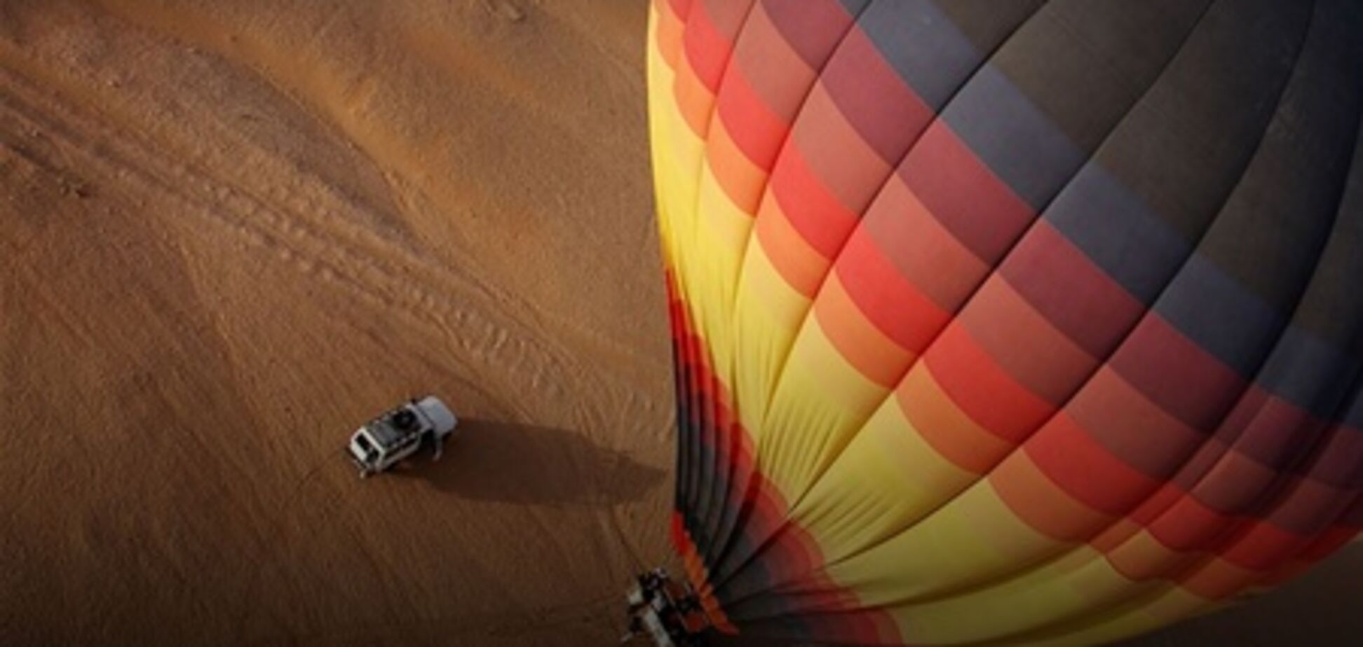 В ОАЭ туристам предлагают полетать над пустыней