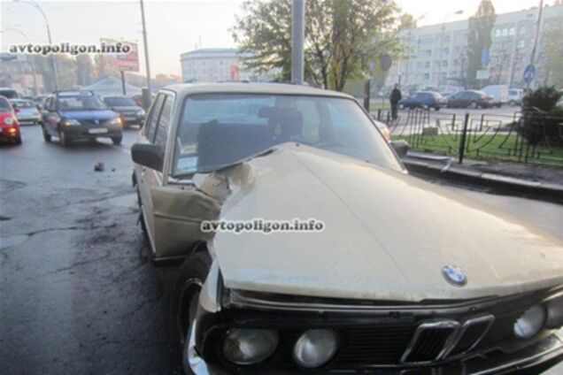 В Киеве BMW с объявлением о продаже разбился об столб