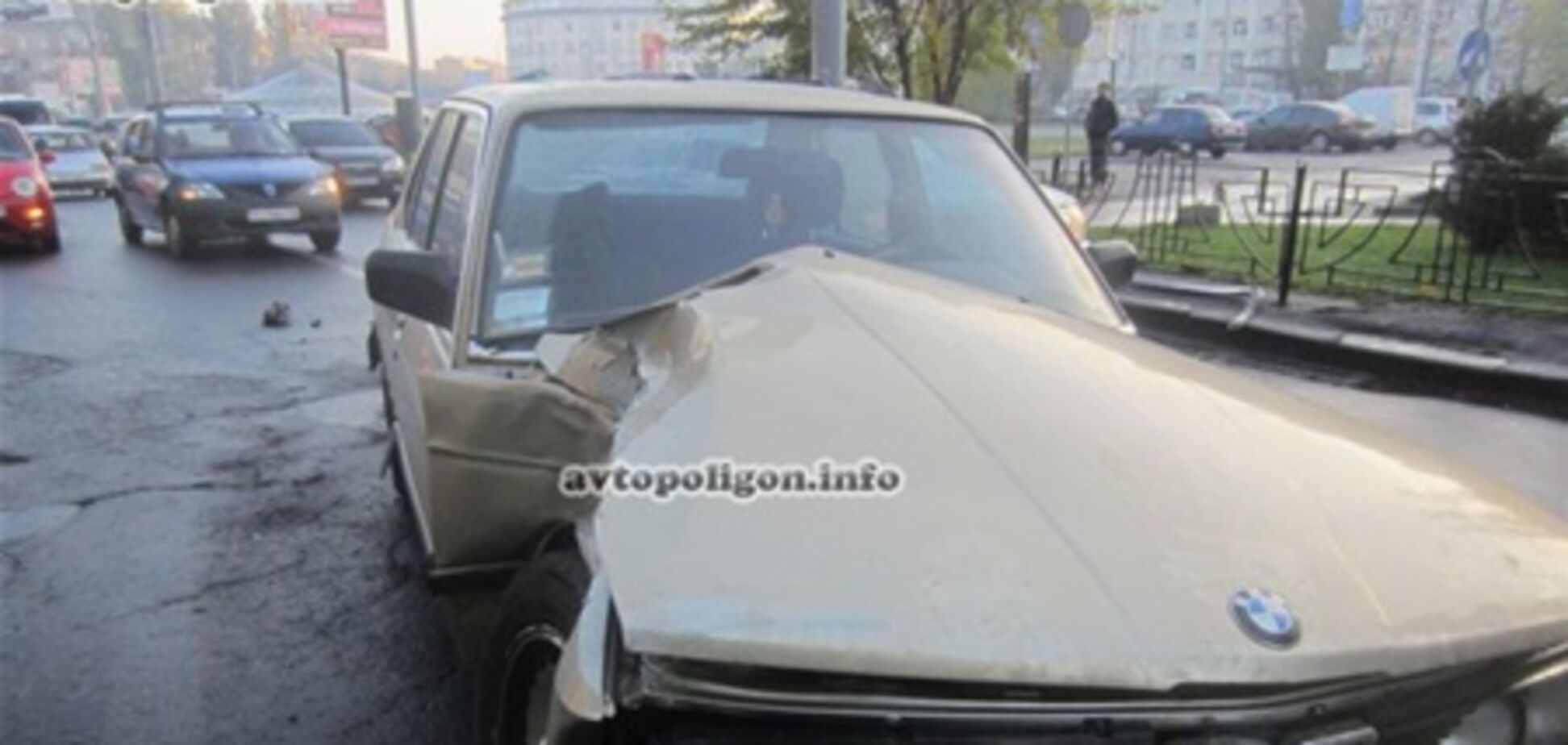 В Киеве BMW с объявлением о продаже разбился об столб