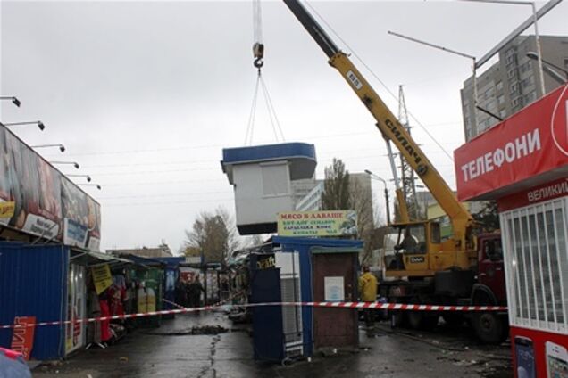 Возле метро 'Черниговская' исчезают  МАФы