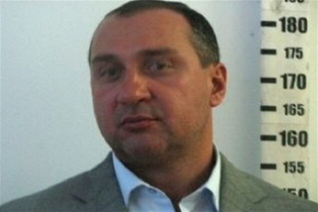 Кандидат в депутаты по Подолу готовится выехать за границу? 