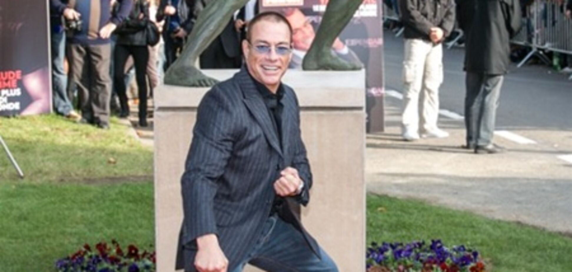 Власти Бельгии установили памятник Ван Дамму. Фото