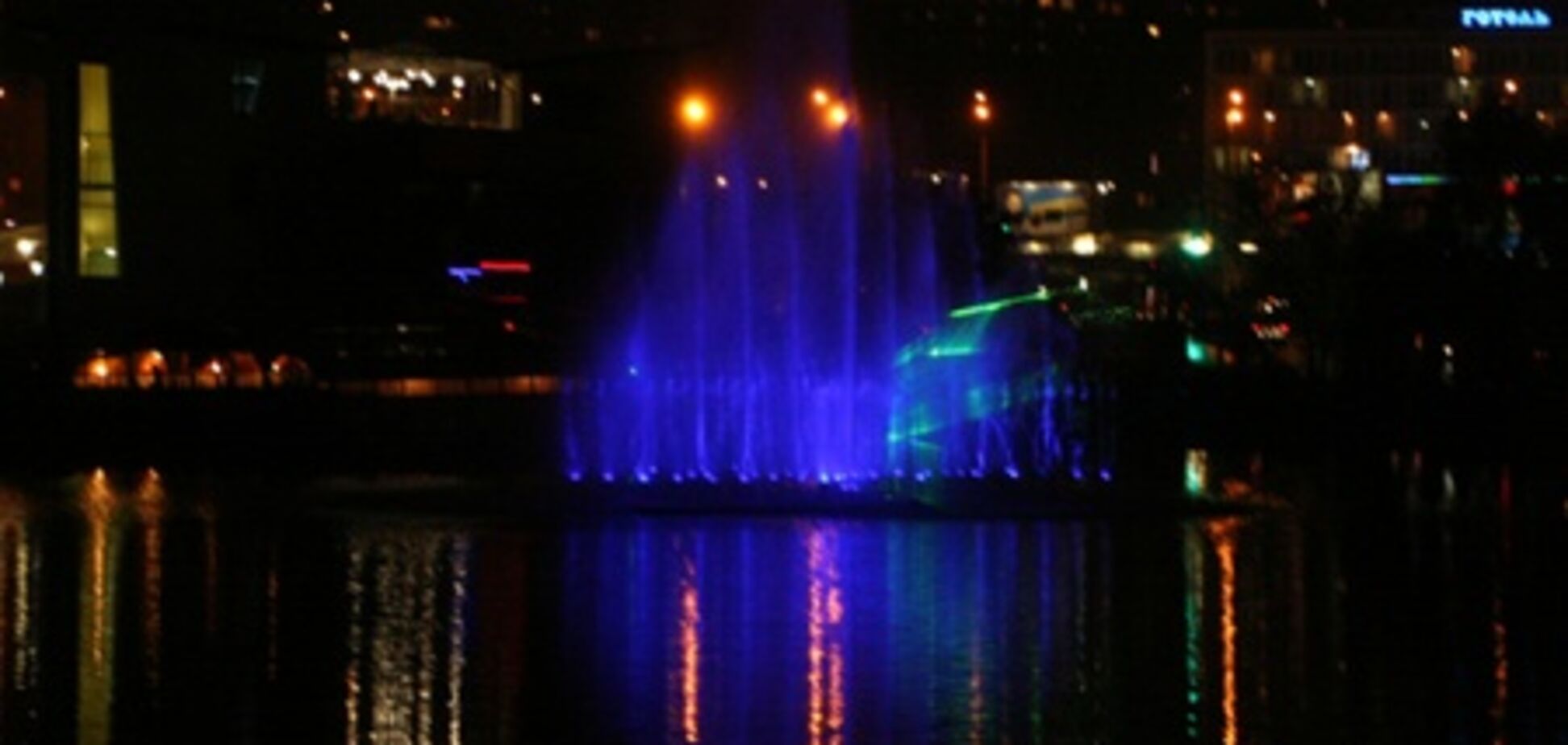 В Киеве накануне зимы открыли плавучий фонтан