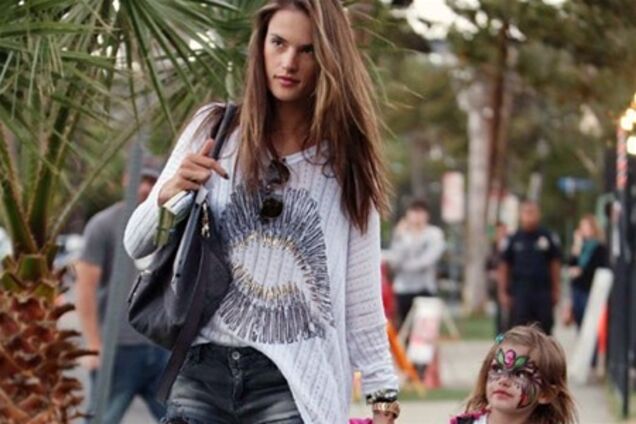 Амбросио провела дочь за тыквами. Фото