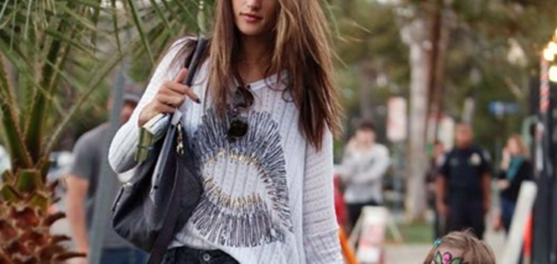 Амбросио провела дочь за тыквами. Фото