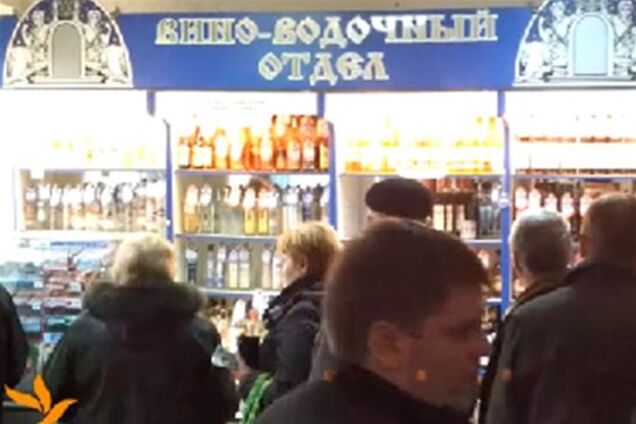 Алкогольная паника в Беларуси: люди скупают водку ящиками