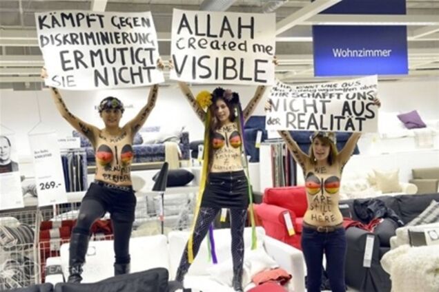 FEMEN устроили голый протест в гипермаркете IKEA