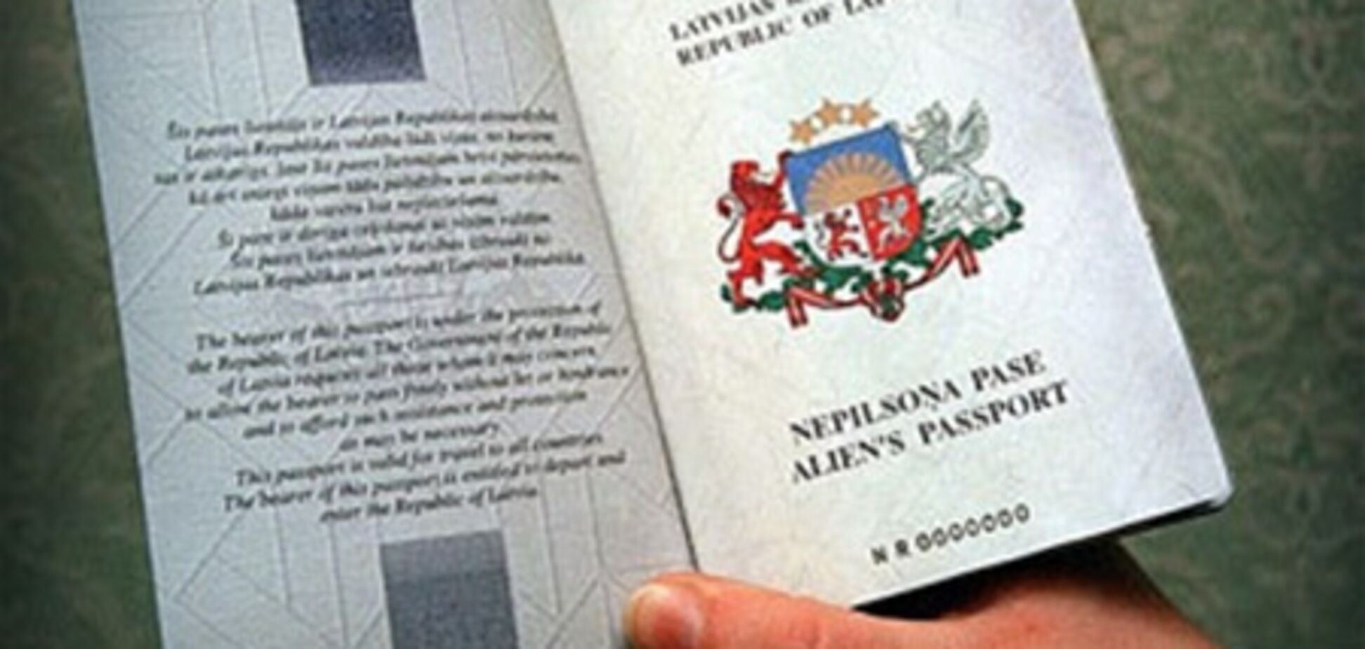 Сейм Латвии отказался вернуть в паспорта графу 'национальность'