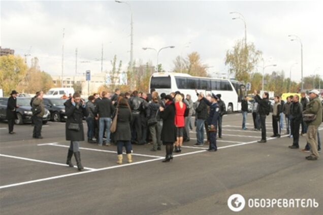 После отъезда Азарова митингующих возле 'Ипподрома' отпустили