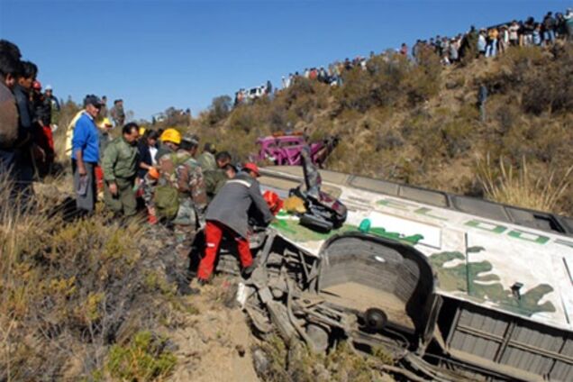 В Боливии автобус сорвался в пропасть: есть погибшие и пострадавшие