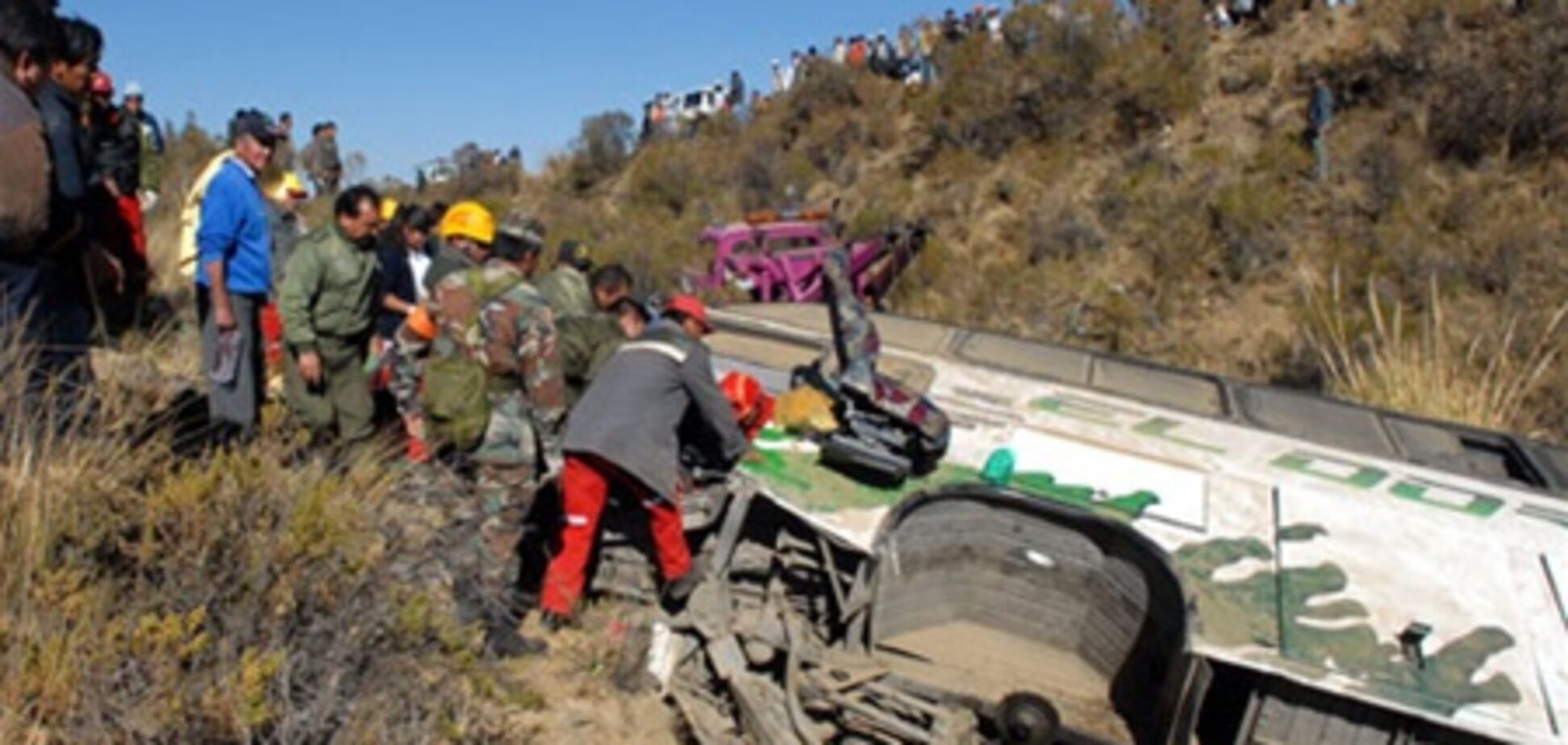 В Боливии автобус сорвался в пропасть: есть погибшие и пострадавшие