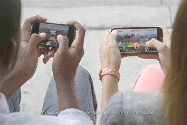 Samsung назвала владельцев iPhone нытиками. Видео