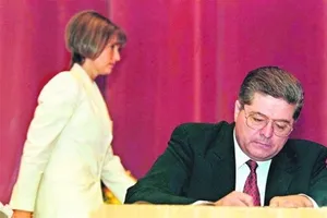 Миллионы из премьерской тумбочки, или "Юля, де гроші?"