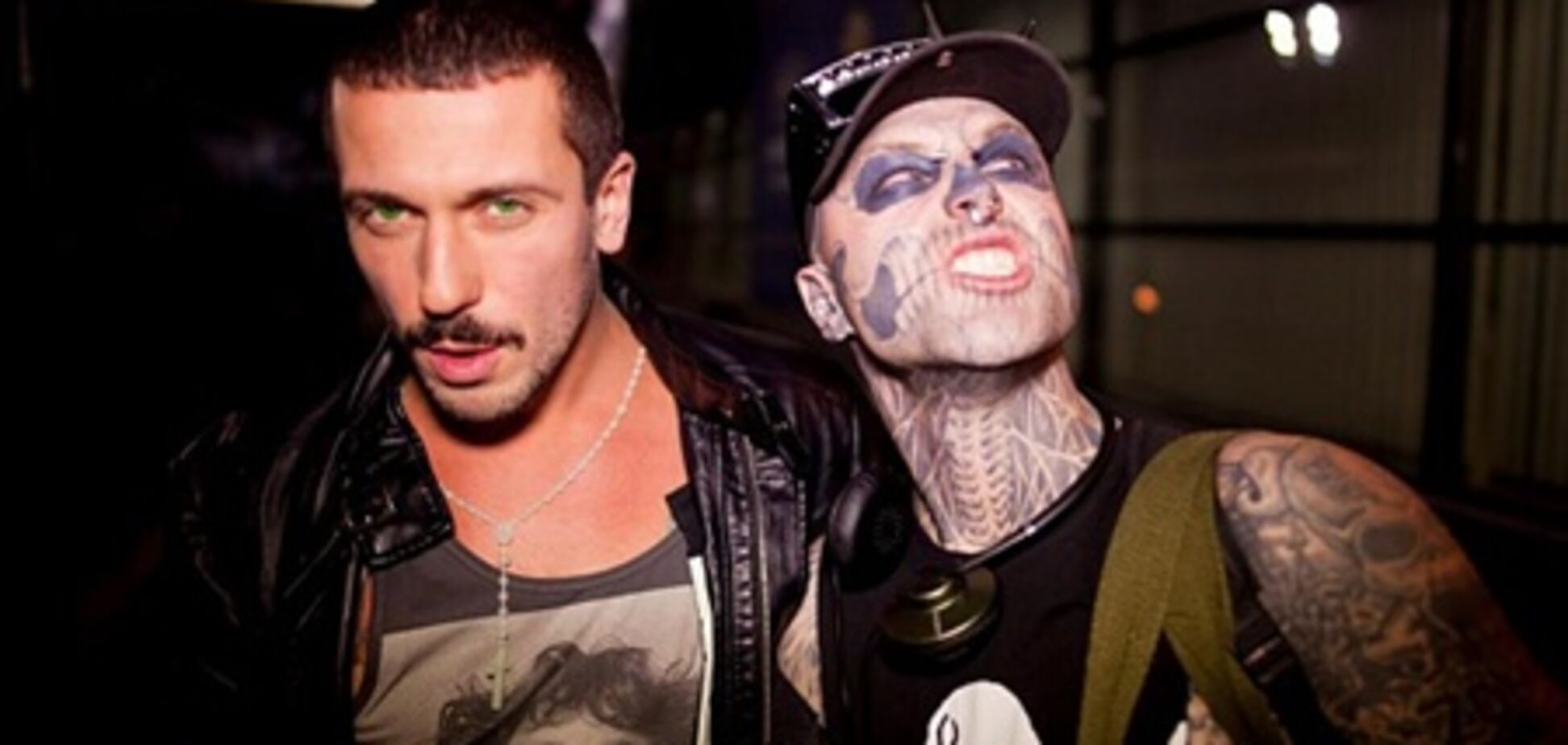 Друг Леди Гаги ZOMBIE BOY в паспорте тоже 'зомби'. Фото