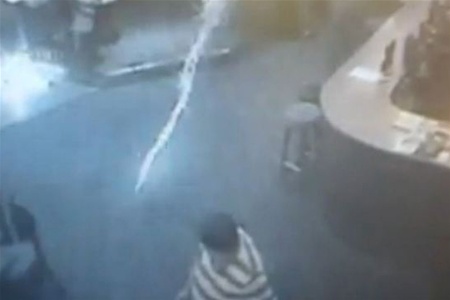 Железные нервы: британец спокойно пил пиво под бомбежкой