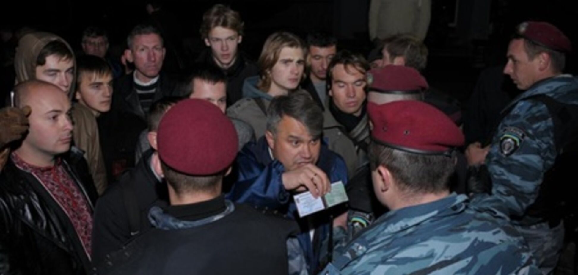 'Беркут' не пустил Тягнибока на эфир к Киселеву. Фото