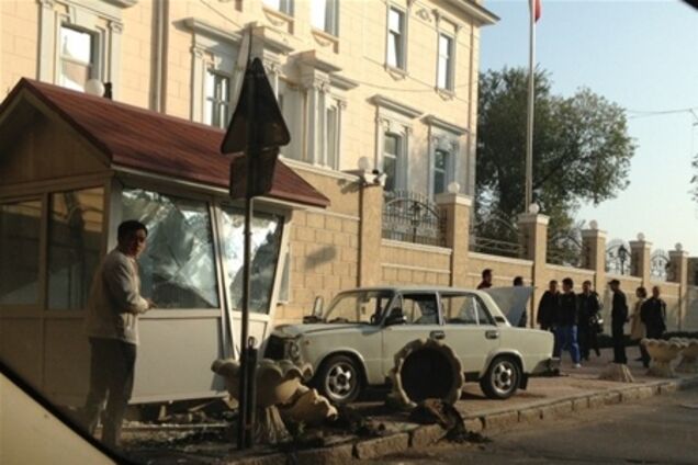 В Одессе 'Жигули' протаранил китайское консульство. Фото