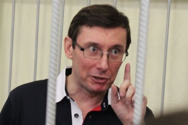 Луценко проголосував у колонії одним з перших