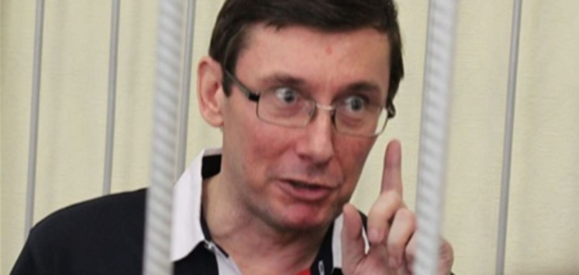 Луценко проголосував у колонії одним з перших