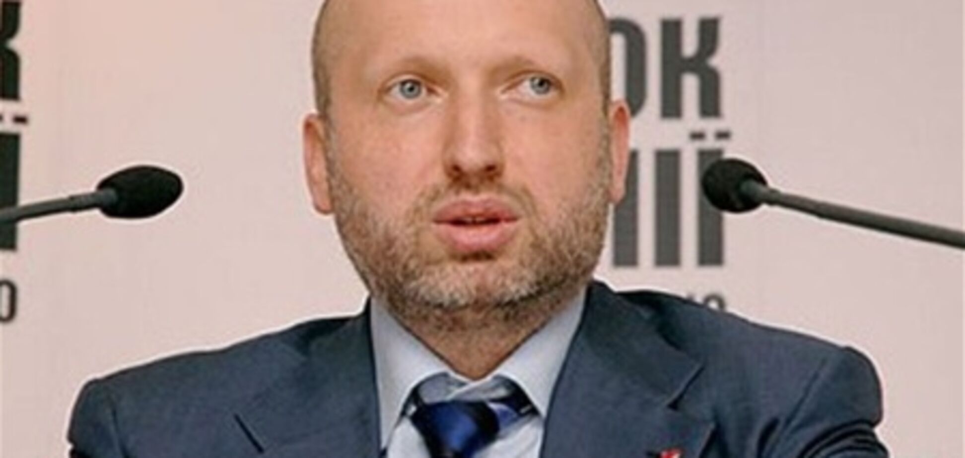 Турчинов выбирал новый парламент с женой и сыном