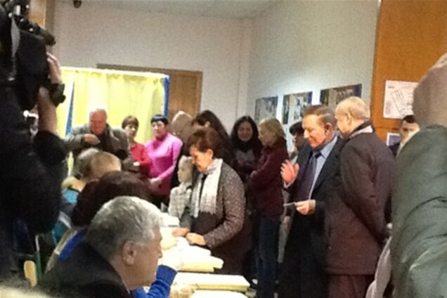 Кучма проголосовал вместе с женой. Фото