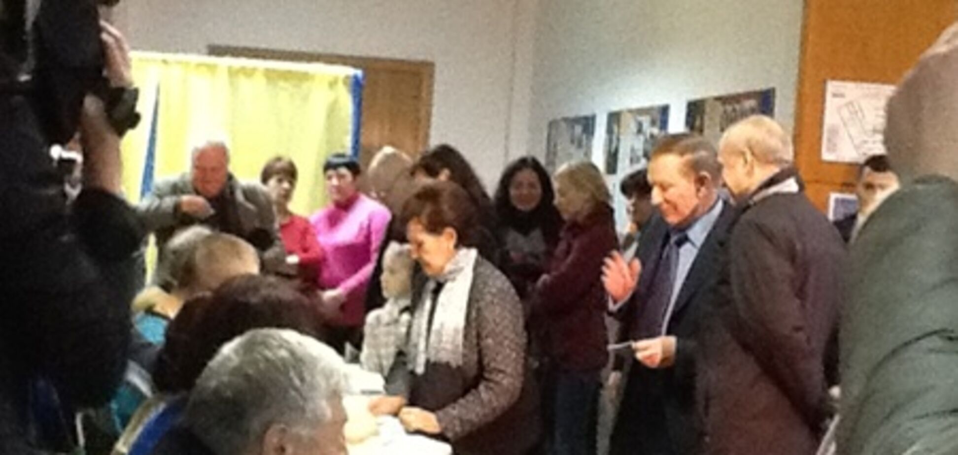 Кучма проголосовал вместе с женой. Фото