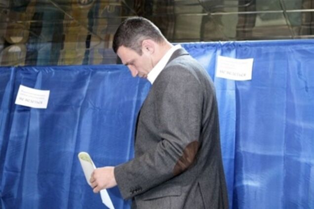 Кличко проголосовал и посоветовал избирателям брать деньги у кандидатов