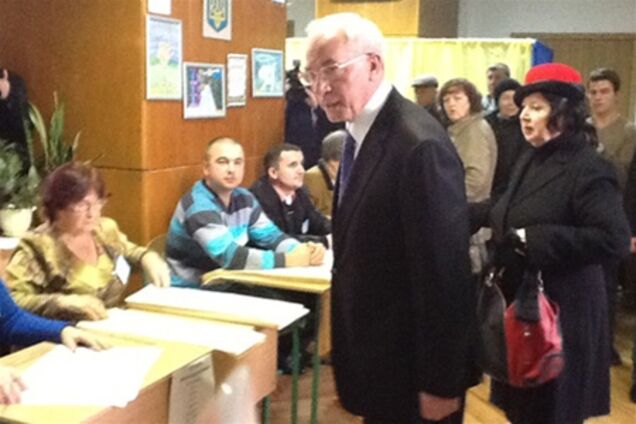 Азаров признался, что специально приехал на участок 'попозже'