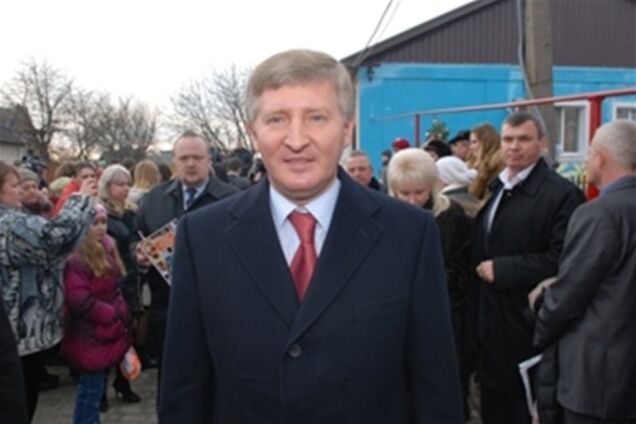 Ахметов пришел с мамой и проголосовал за то, чтоб Украину уважали