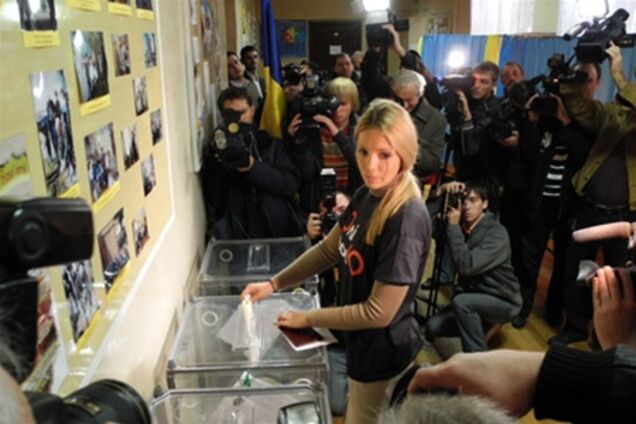 Дочь Тимошенко пришла на выборы в черном