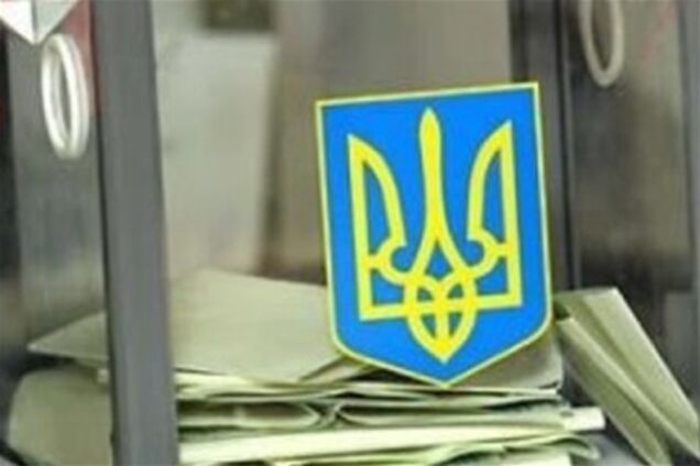 На Донеччине сейф с бюллетенями открывали болгаркой: они загорелись