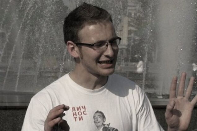 Ты как себя ведешь? Я ж беженец!