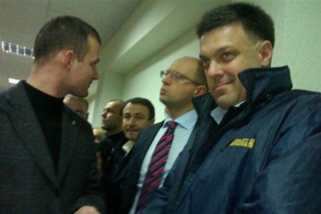 Яценюк и Тягнибок пошли по округам, где медленно считают