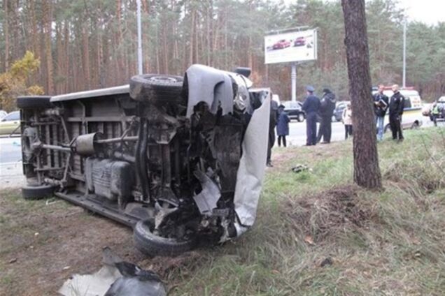 Под Киевом перевернулась маршрутка с людьми