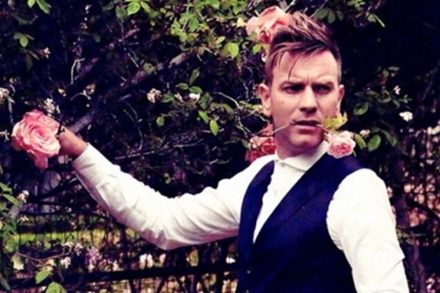 Юэн МакГрегор и розовые розы