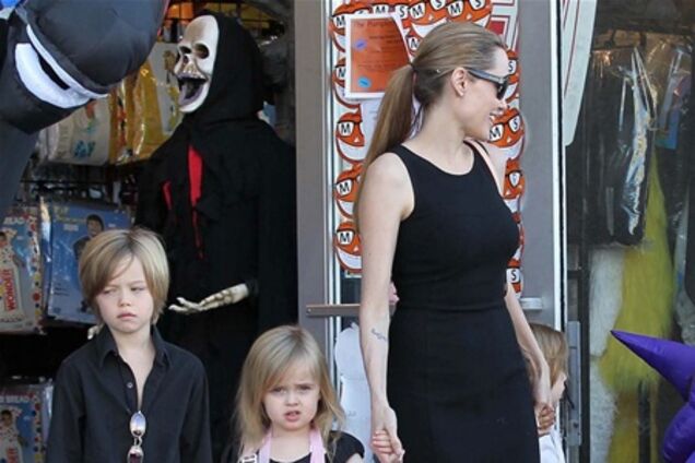 Анджелина Джоли купила детям костюмы к Хэллоуину. Фото