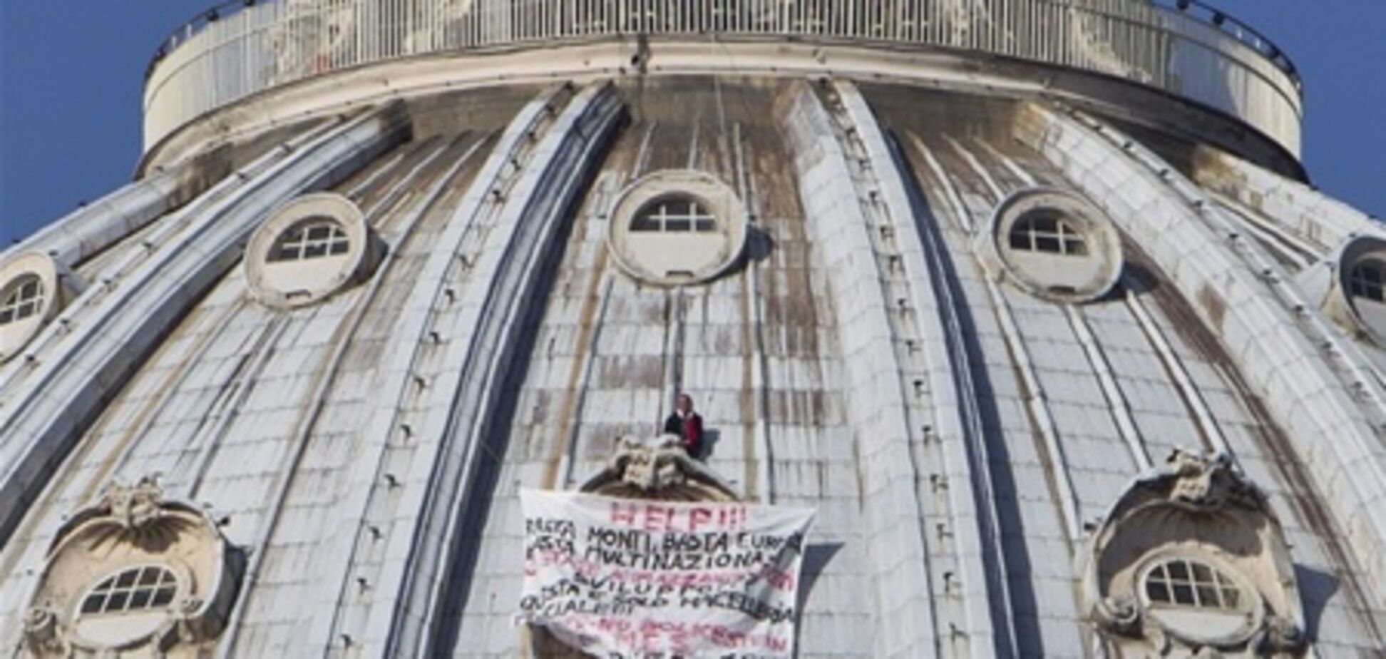 На знак протесту італієць вже добу сидить на куполі собору Святого Петра