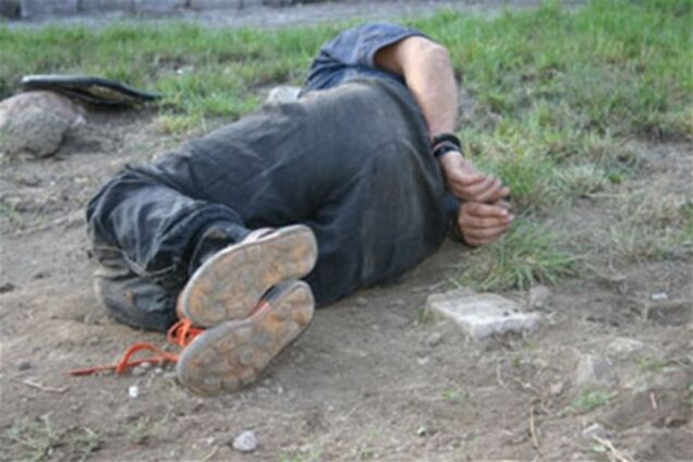 В Мариуполе милиционер, закрываясь от пуль стулом, задержал преступника