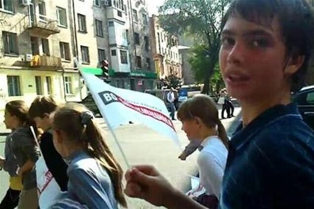 Учительница заставила школьников махать флагами за 'Батькивщину'