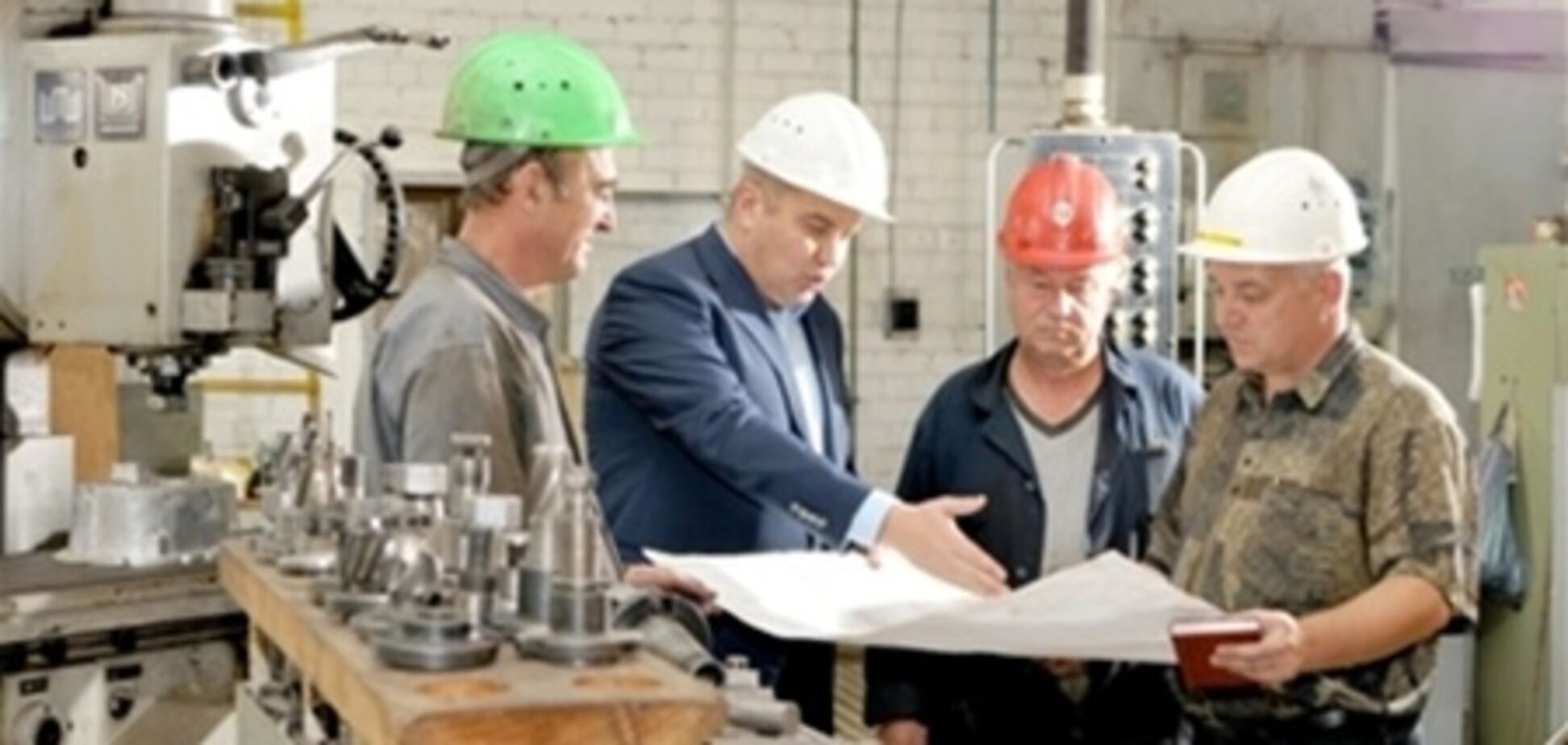 Кандидат в нардепы подкупает пенсионеров борщом и пюре с подливой