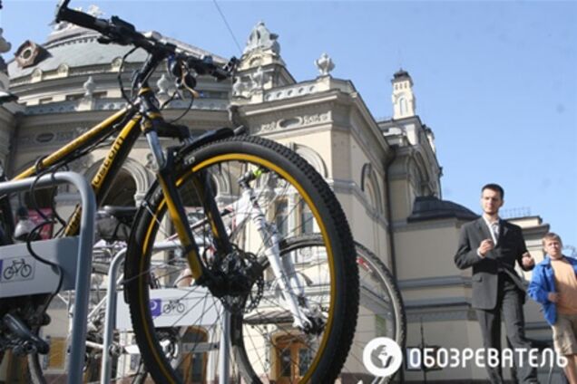 Возле киевской оперы не могли установить велопарковку из-за джипа