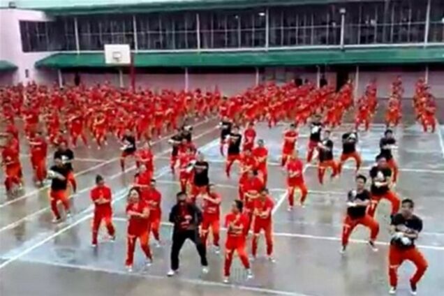 Филиппинские заключенные подхватили 'Gangnam Style'. Видео