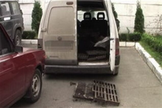 В Киеве приезжие украли ночью около 30 решеток